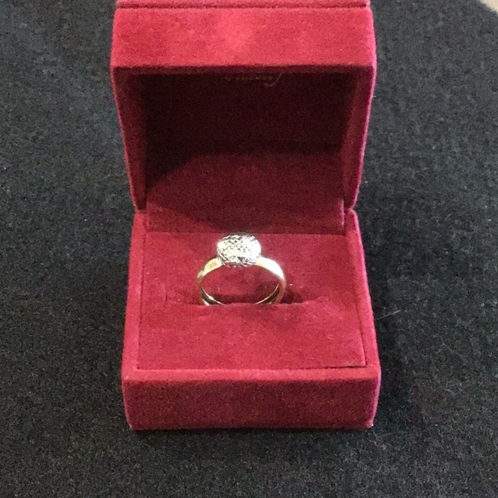 18 k Gold cut  ring